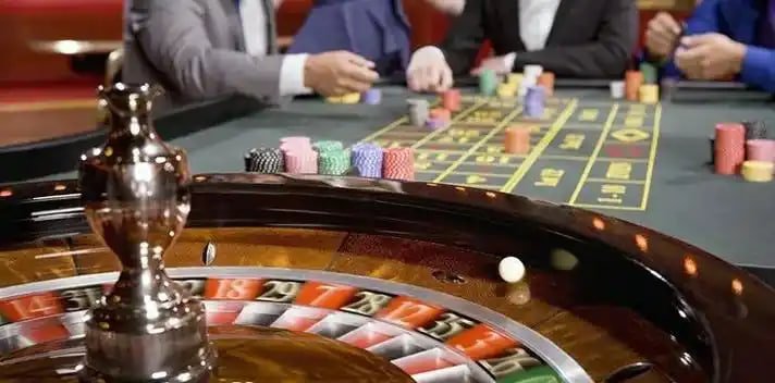 Filipino player placing a sports bet on 77sh mobile app